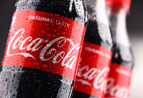 Кока кола прекращает выпуск напитков в России