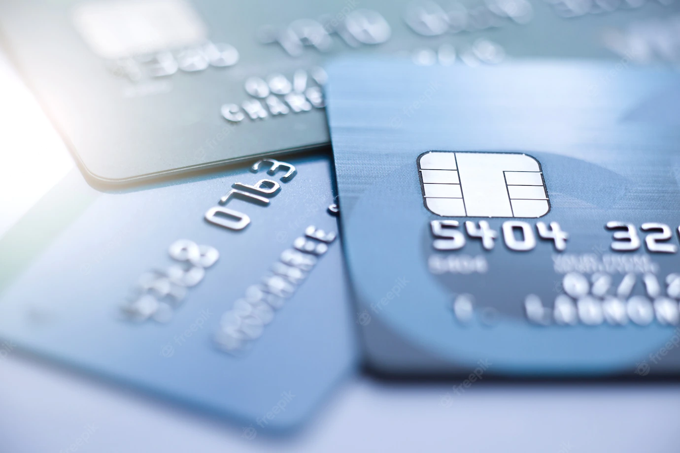 Сбербанк начал "выковыривать" чипы из старых банковских карт, чтобы выпускать новые